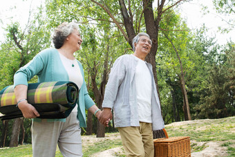 老年夫妇在公园里旅游高质量场景