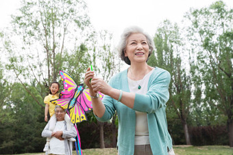 老年夫妇带着孙女在公园里<strong>放风筝</strong>