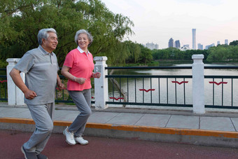 老年夫妇在户外跑步