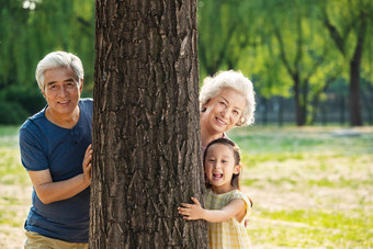 <strong>老年</strong>夫妇带着孙女在公园里郊游