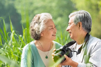 老年夫妇在公园里拍照两个人场景