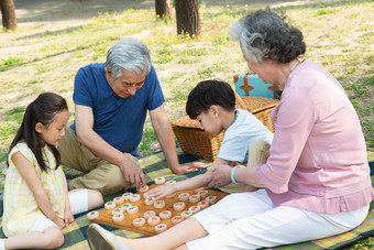 欢乐家庭在户外<strong>下象棋</strong>