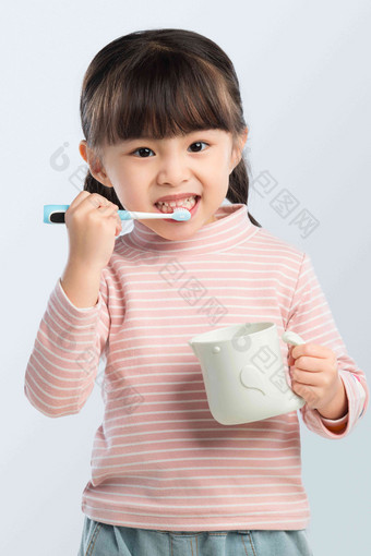 刷牙可爱儿童长发开心清晰照片