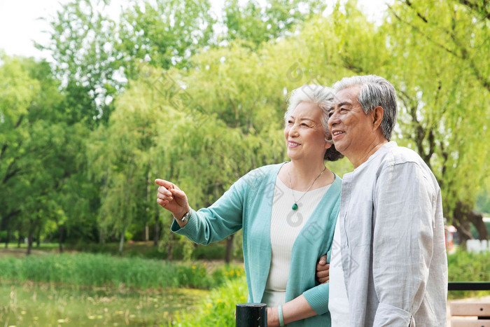 老年夫妇在公园里散步散步高端摄影图