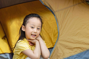 坐在帐篷外面的小女孩