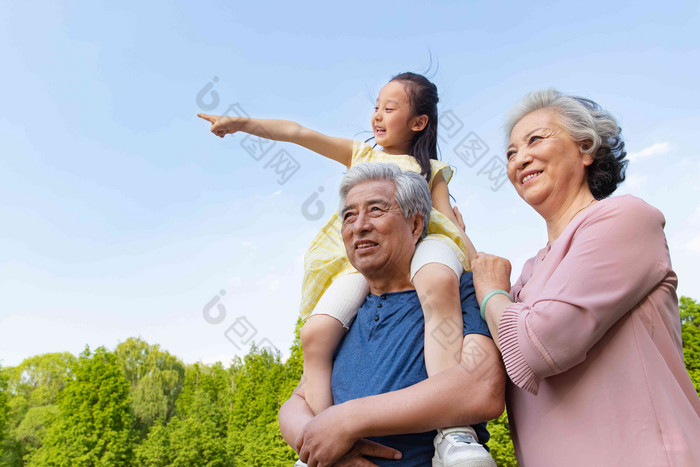 老年夫妇带着孙女郊游亚洲高清相片