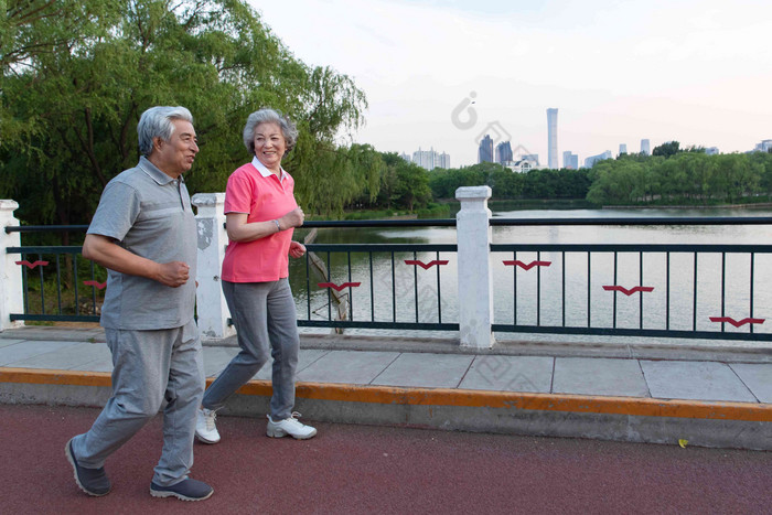 老年夫妇在户外跑步老年女人高清摄影图