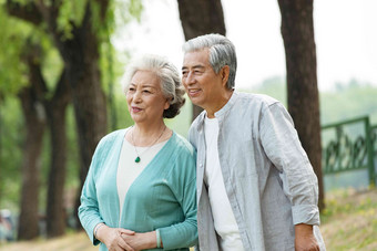 老年夫妇在公园里散步中国人清晰相片