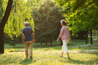 老年夫妇在公园散步
