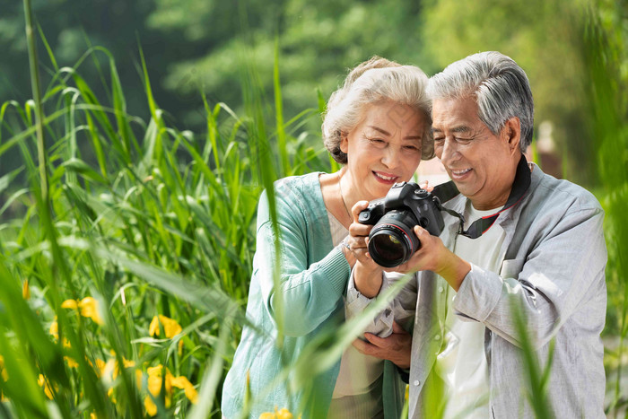 老年夫妇在公园里拍照亚洲写实图片