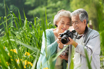 老年夫妇在公园里拍照亚洲写实图片