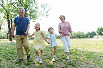 老年夫妇带着<strong>孩子</strong>们郊游