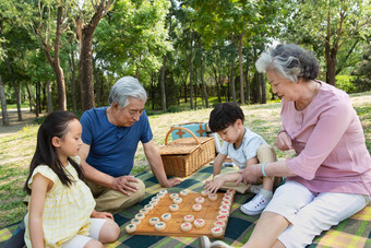 欢乐家庭在户外<strong>下象棋</strong>