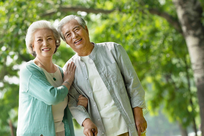 老年夫妇在公园里散步老年男人高清照片