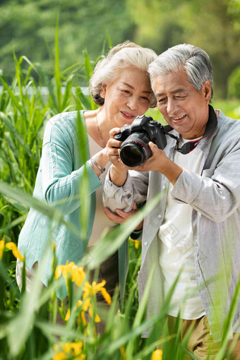 老年夫妇在公园里拍照东方人高清摄影