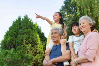 老年夫妇带<strong>着</strong>孩子们郊游