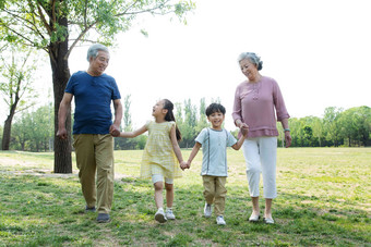 老年夫妇带着孩子们郊<strong>游玩</strong>耍拍摄