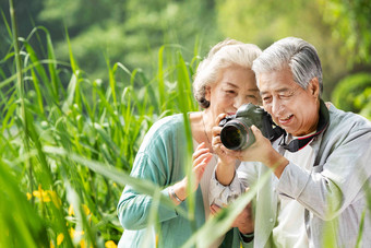 老年夫妇在公园里拍照白昼高端相片