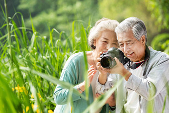 老年夫妇在公园里拍照