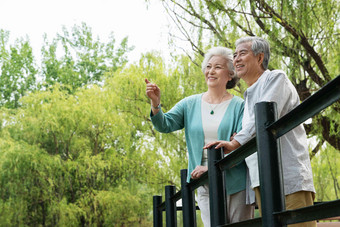 老年夫妇在公园里散步