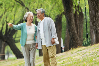 老年夫妇在公园里散步
