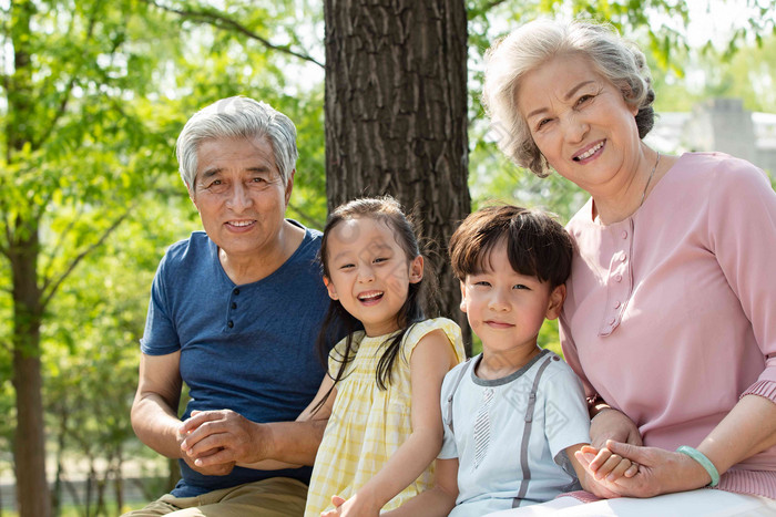 老年夫妇带着孩子们郊游彩色图片摄影图