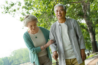老年夫妇在公园里散步