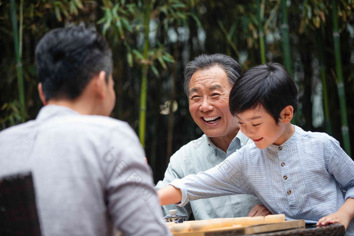 祖孙三人下象棋休闲装高清图片