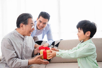 孩子给祖父送礼物