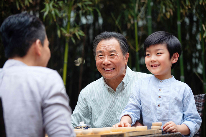 祖孙三人下象棋彩色图片高清拍摄