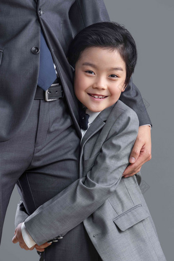 男孩抱着父亲大腿亚洲氛围图片