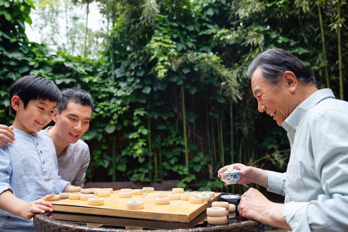 祖孙三人下象棋水平构图清晰素材