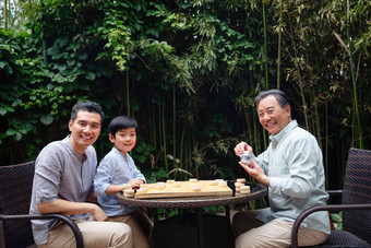 祖孙三人下象棋老年男人清晰镜头