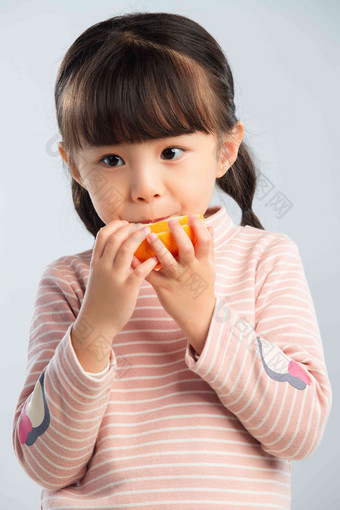 小女孩吃水果纯天然清晰素材