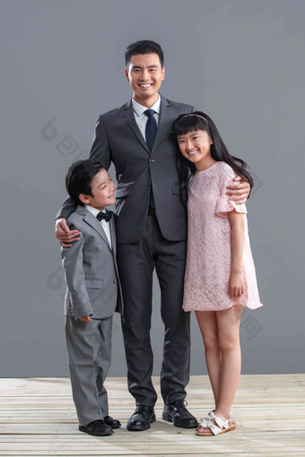 幸福的父亲和孩子灰色背景高质量镜头