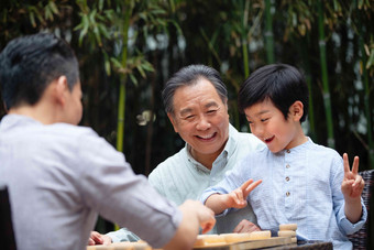 祖孙三人下象棋