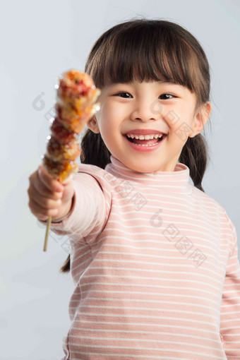 小女孩吃糖葫芦自然美高清摄影图