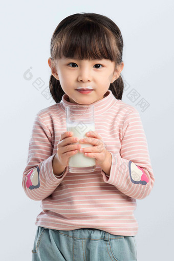 可爱的小女孩喝牛奶纯天然高端相片