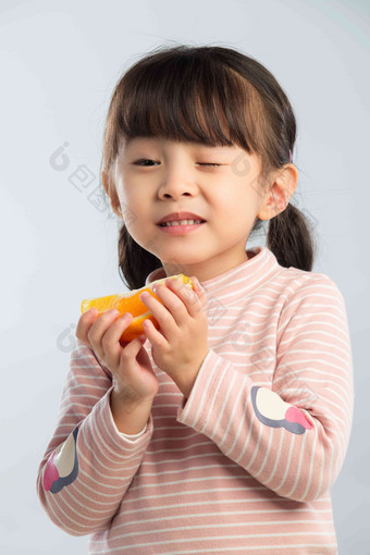 小女孩吃水果小姑娘高清摄影图
