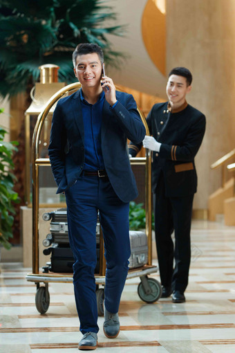 商务男士在酒店大厅打电话豪华酒店氛围相片