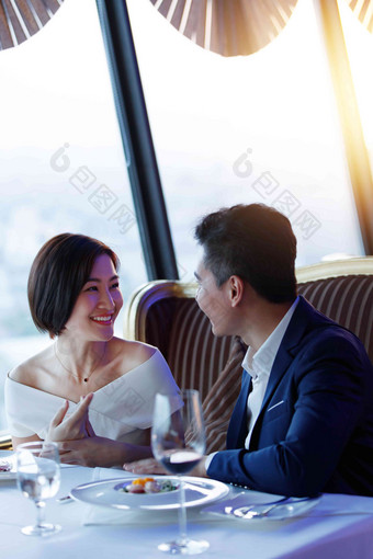 青年夫妇在餐厅用餐