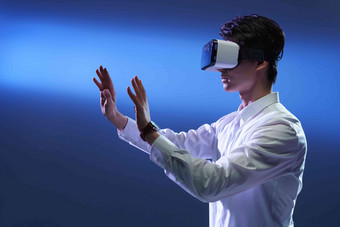 戴VR眼镜男士VR眼镜科技写实相片