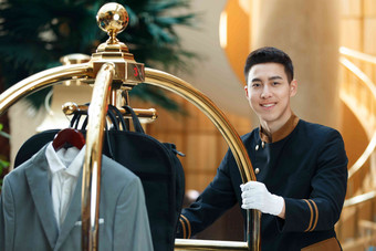 酒店服务员青年男人制服英俊