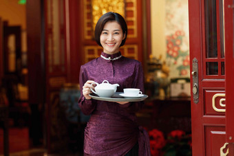 酒店服务员女招待茶杯25岁到29岁清晰摄影图