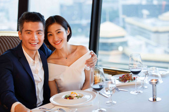 青年用餐青年伴侣玻璃杯财富清晰照片