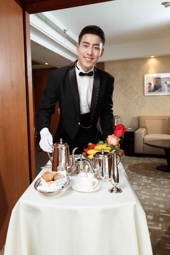 酒店服务员男人杯子鲜花摄影图