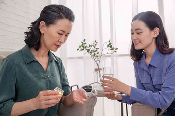 女儿照顾生病的母亲居室氛围图片