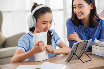 老师和学生一对一在线教育女孩写实摄影