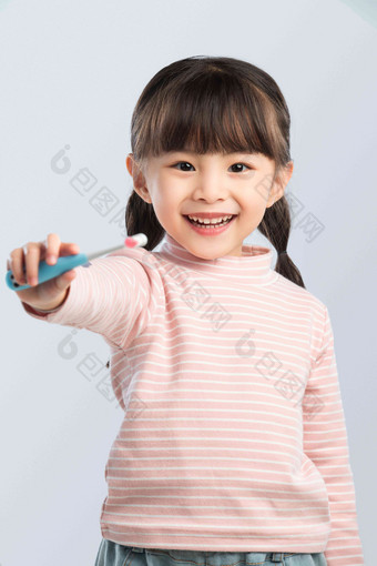 刷牙可爱孩子小姑娘温馨