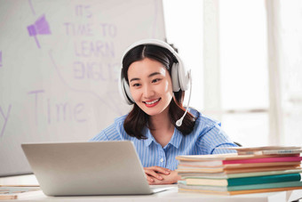 青年女人在线直播教育笔记本电脑高质量摄影图